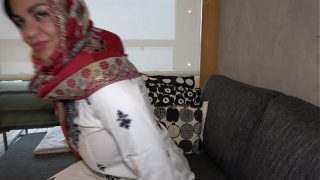 Ibu Tiri Arab Muslim Montok Punya Rahasia Kotor, Ngewe Sama Anak Tiri.