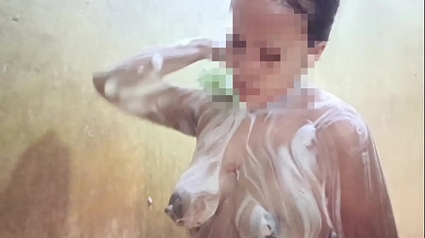 Lihatin Aku Mandi Ya Sayang, Biar Kamu Makin Pengen Nyetrum.
