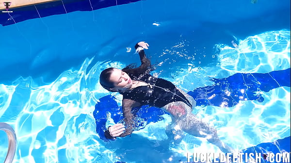 Jessica Bunny Lagi Nge-renang Di Kolam, Bikin Basah-basah Anget.