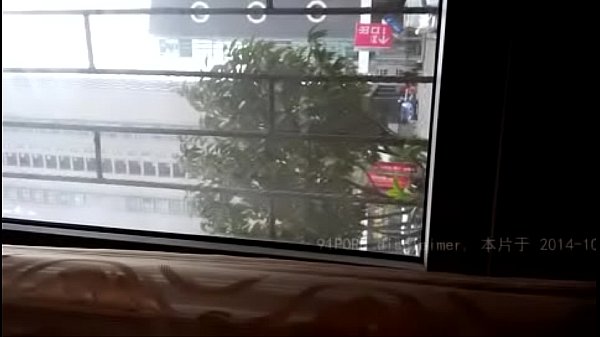 中国人浩哥在饭桌上操闺蜜的骚穴