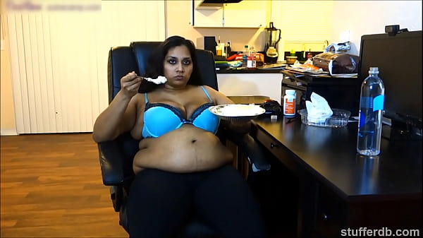 Desi Rose Ngiler Pengen Ngecesin Pie Basah Di Mulutnya.