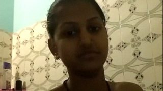 Gadis Desi Lagi Bikin Selfie Telanjang Di Kamar Mandi, Siap Digoyang
