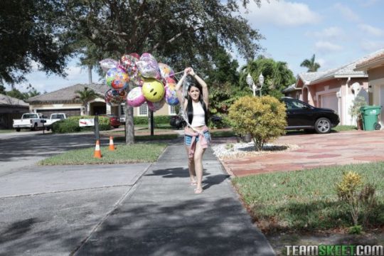 Jessica Jewels Di 99 Balon Kepala, Mungil Banget Bikin Ngaceng
