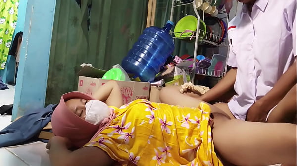 Ibu Tiri Ngajakin Crot Di Pagi Hari Pas Mau Berangkat Sekolah.