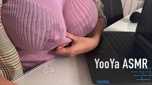 Ibu Tiri Panas Menggoda Anak Tiri Di Kantor, Perlihatkan Puting Susu Putihnya Dan Bikin Kontol Besar Dikocok