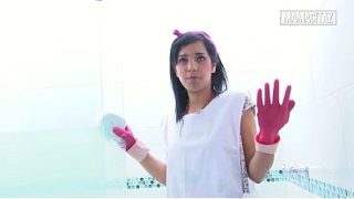 Pembantu Hotel Pake Sarung Tangan Karet, Bungkukin Badan Sambil Gosok Shower, Bikin Otak Lo Melayang.