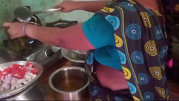 Ibu Rumah Tangga India Main Masak-masak Panas Dengan Pacar Di Dapur.