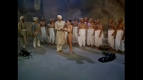 Makam India, Tempat Tidur Penuh Kenangan Basah Dan Rahasia Malam Yang Menggairahkan.