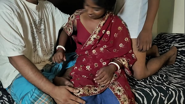 Bhabhi Manis Selingkuh Dari Suami, Digarap Sama Dua Adik Tiri Di Ranjang.