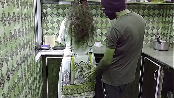 Bini Orang Lagi Sibuk Masak Di Dapur, Tiba-tiba Digenjot Dari Belakang, Suara Desahan Hindi Bikin Makin Panas.