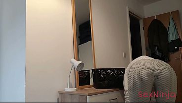 Sengaja Memamerkan Kontol Keras Ke Ibu Tiri Biar Dia Tergoda.