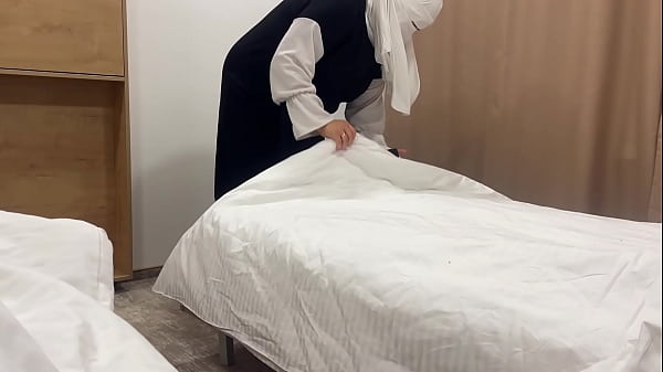 Gadis Pembantu Arab Menggoda Tamu Hotel Di Kamar Dengan Memeknya Yang Sempit.