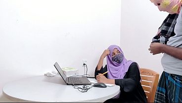 Bankir Hijab Montok Digocok Kasar Petani Kampung, Ngentot Desi Panas.