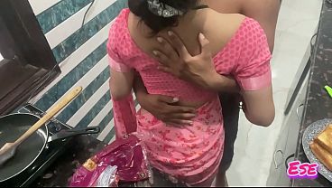 Desi Bhabhi Dapur Ngewe Sambil Masak, Ngaceng Banget