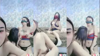 Live Hot, Toket Temennya Dikenyot Sampai Keluar