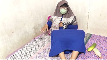Cewek Berhijab Ini Mainin Memeknya Sendiri Sampe Basah Kuyup.