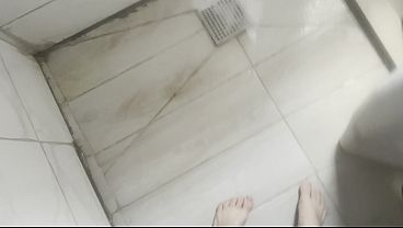 Aku Nemu Mainan Kontol Di Kamar Ibu Tiri Arabku, Lalu Kasih Dia Cobain Kontol Asli.