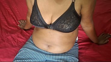 Pembantu Bersih-bersih Di Kamar Tidur Kakak Yang Lagi Horny, Bikin Makin Panas Dan Menggoda.