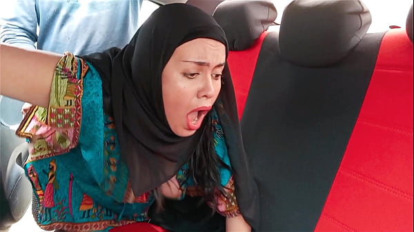 Ibu Tiri India Pakai Hijab Digaruk Di Dalam Mobil.