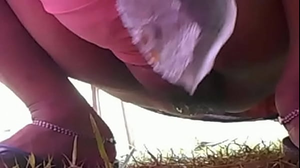Desi Ngocok Pipis Di Depan Umum