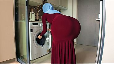 Ibu Tiri Pakai Hijab, Gak Sengaja Lihat Pantat Bulatnya Bikin Kontol Tegang.