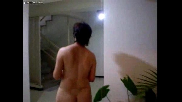 Ibu-ibu China Montok Lagi Nyiram Tanaman, Celana Basah Kelihatan.