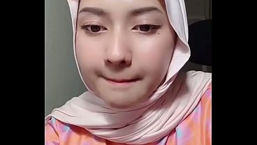 Tonton Live Jilbab Basah, Goyang-goyang Bikin Makin Panas